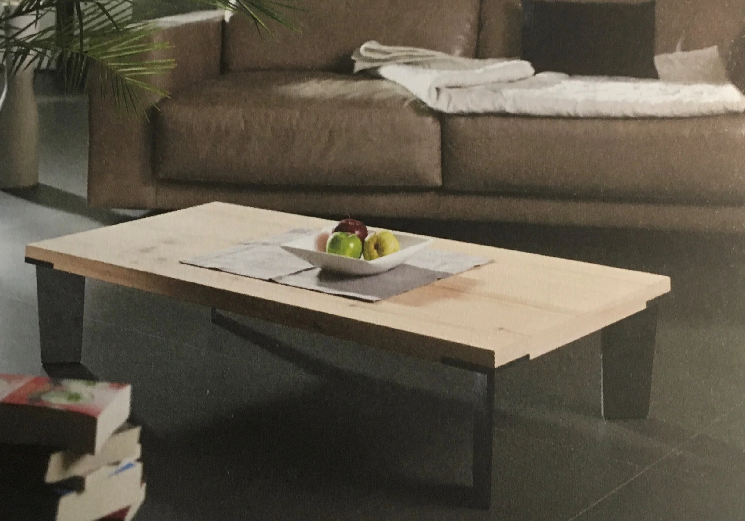 Massivholz-Couchtisch in gemütlichem Wohnzimmer