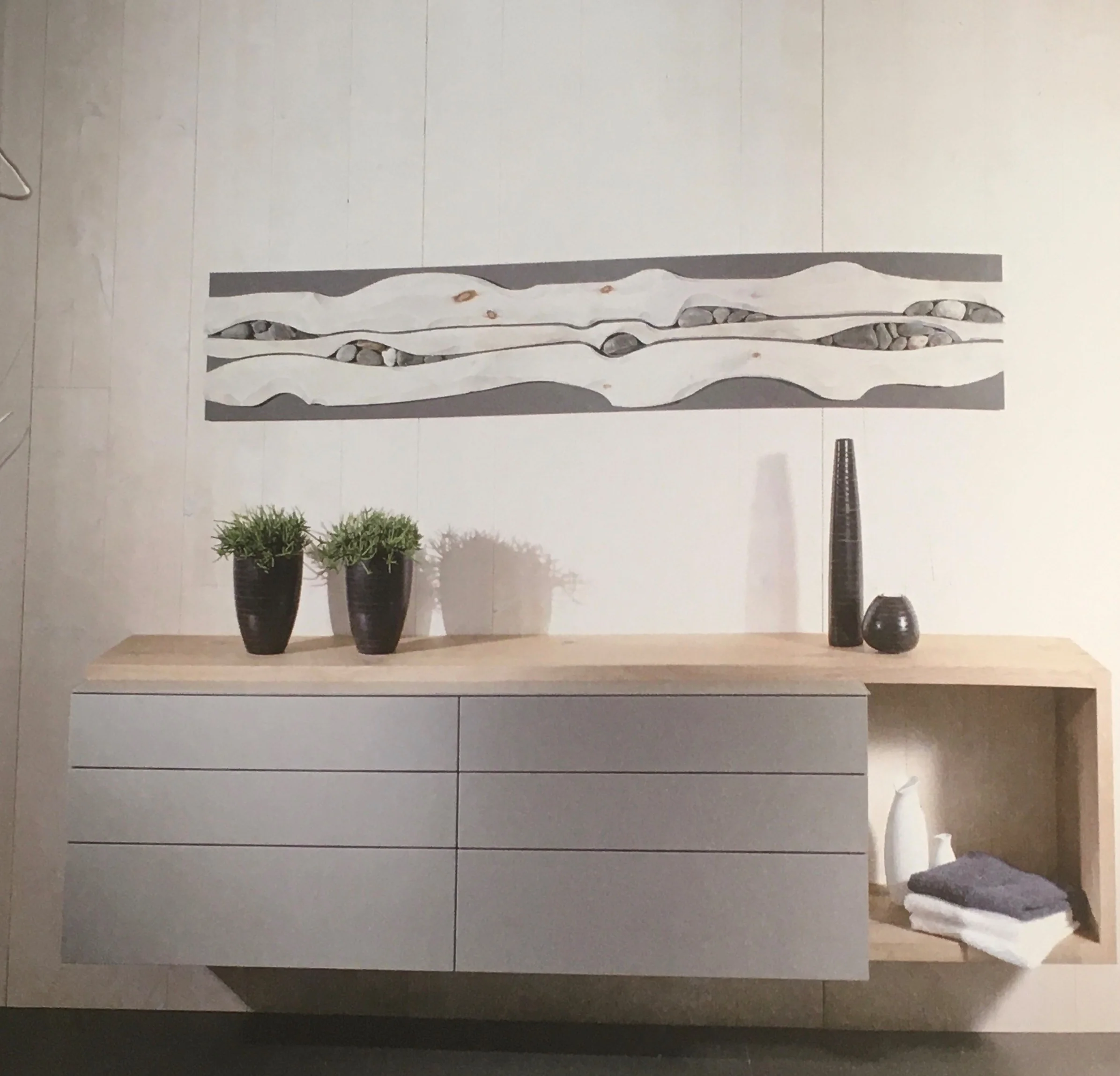 Naturholz-Sideboard mit Wanddekoration